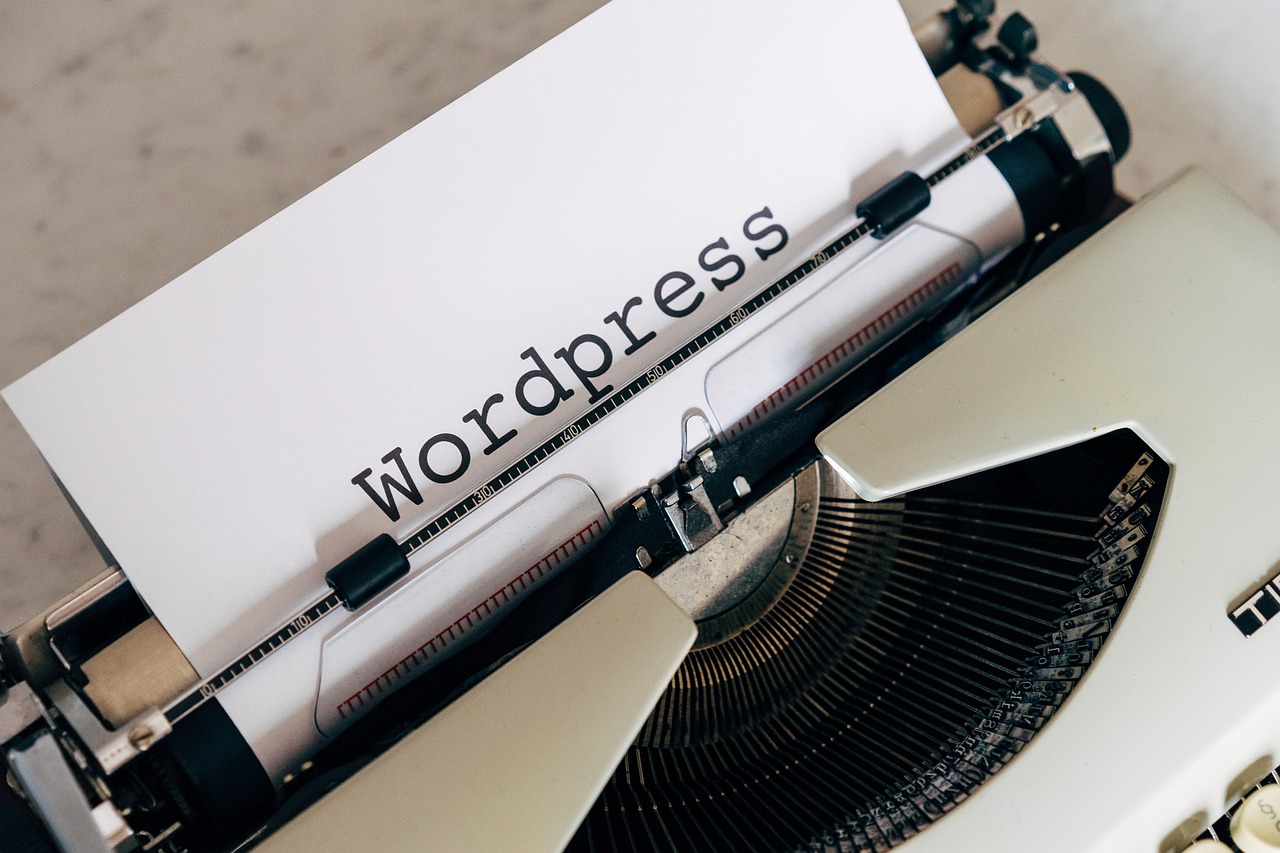 Typewriter with "Wordpress" typed on paper, representing wordpress hosting